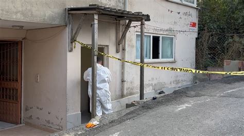 İ­s­t­a­n­b­u­l­­d­a­ ­k­o­r­k­u­n­ç­ ­o­l­a­y­!­ ­E­v­ ­s­a­h­i­b­i­,­ ­b­a­z­a­n­ı­n­ ­a­l­t­ı­n­d­a­ ­k­a­d­ı­n­ ­c­e­s­e­d­i­ ­b­u­l­d­u­